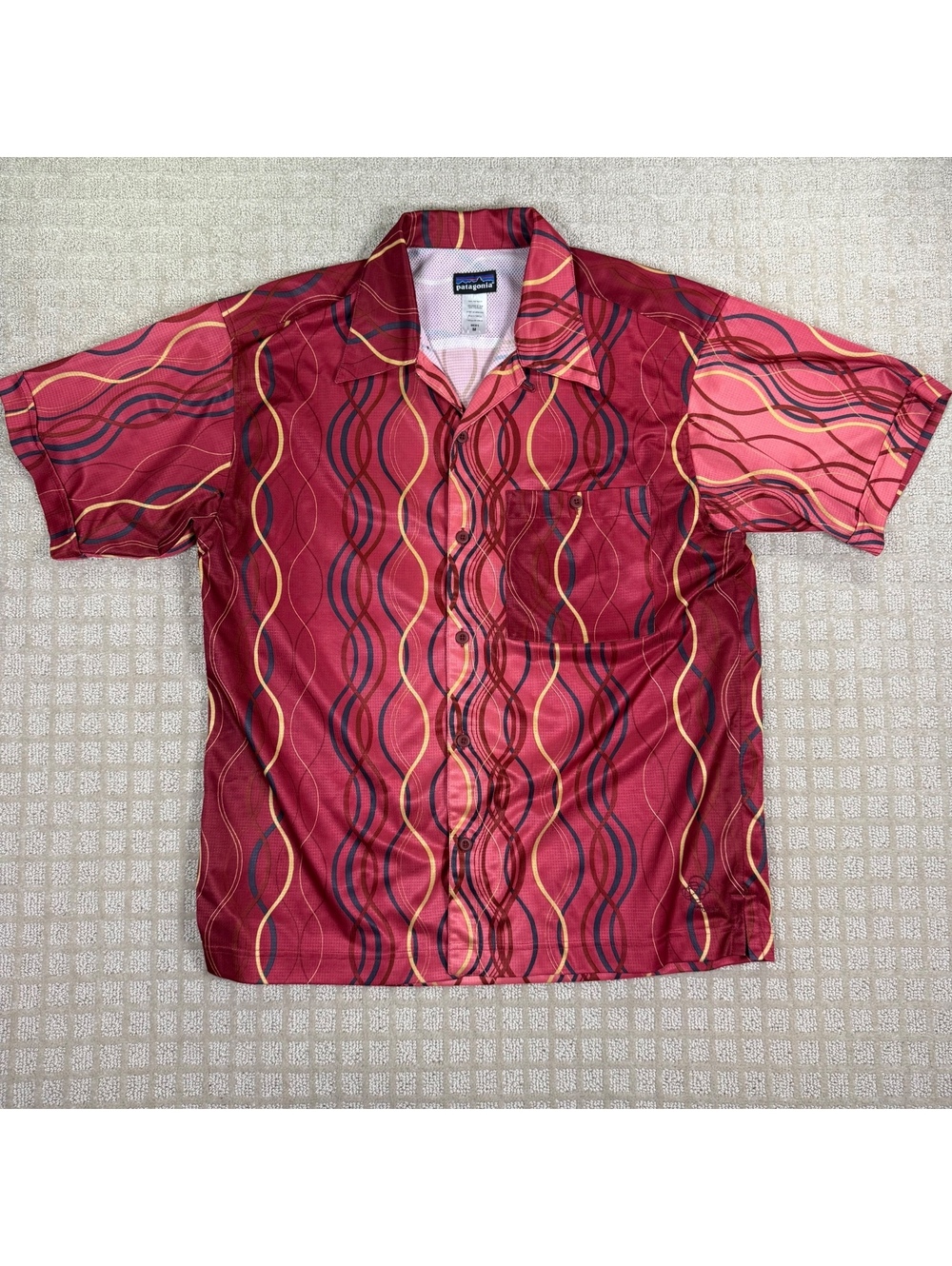 Patagonia men's red patterned short sleeve shirt Medium